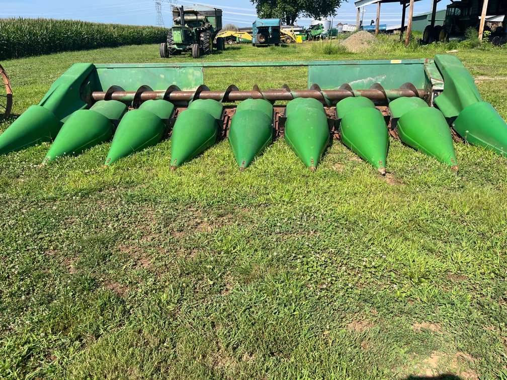 John Deere 843 ? 8 Row Corn Head