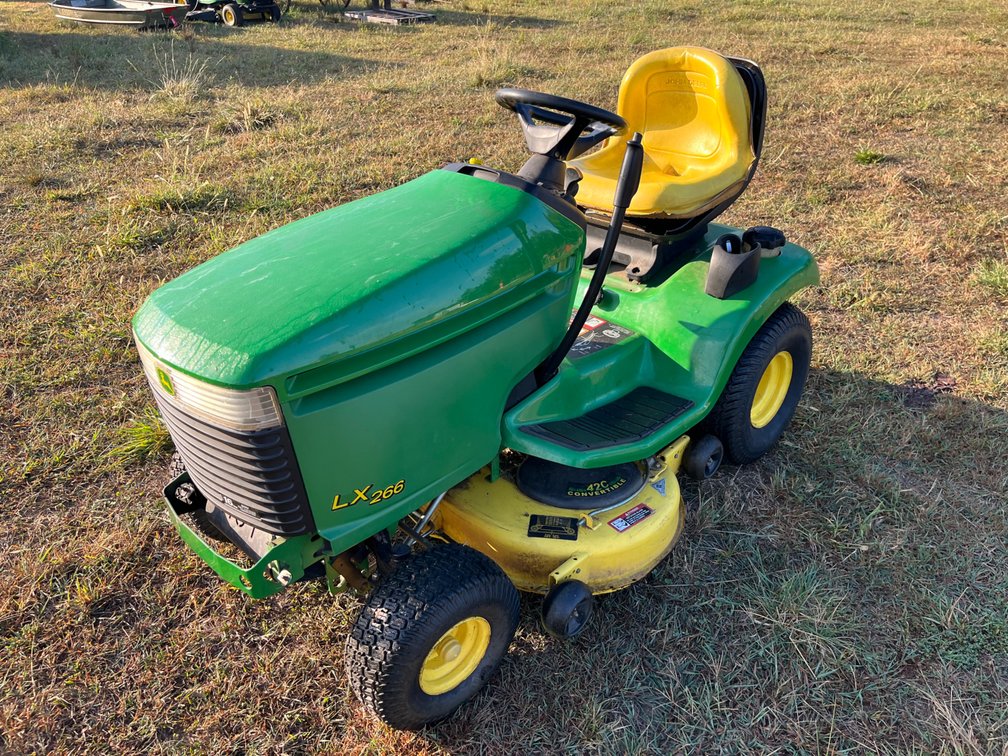John Deere LX 266 Lawn Tractor 