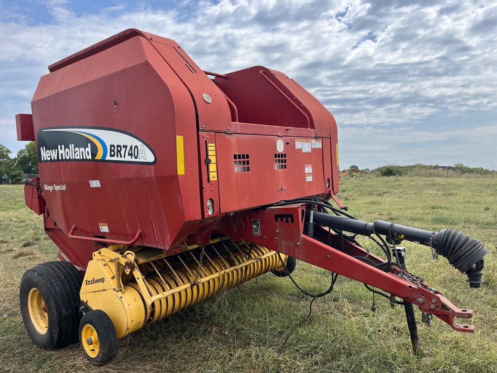 New Holland BR740A Baler