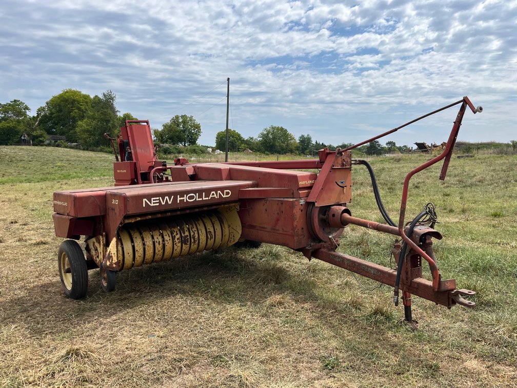 New Holland 310 Hayliner Square Baler