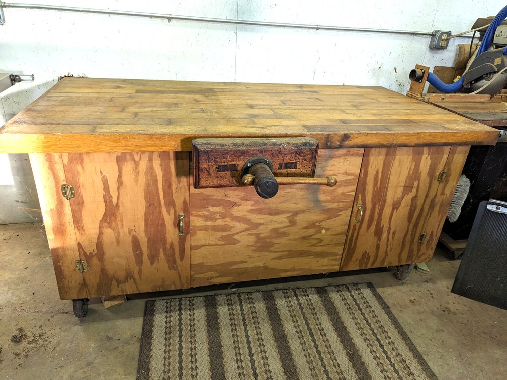 Wood Work Bench With Clamp