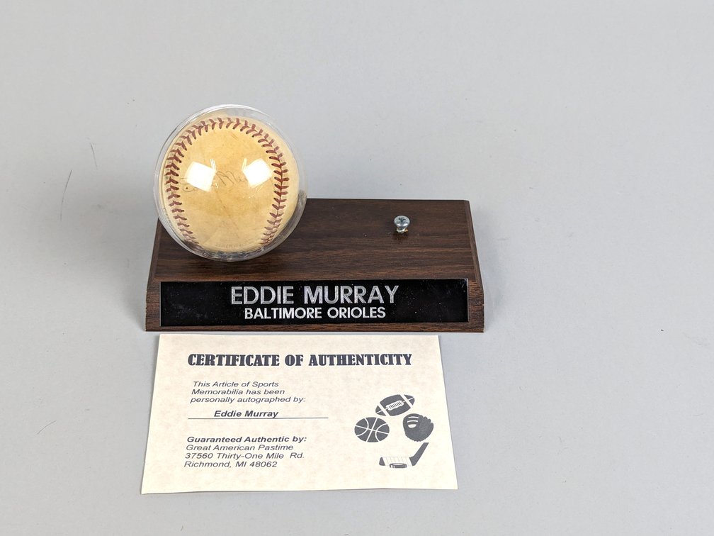 Eddie Murray Signed Ball And Display 
