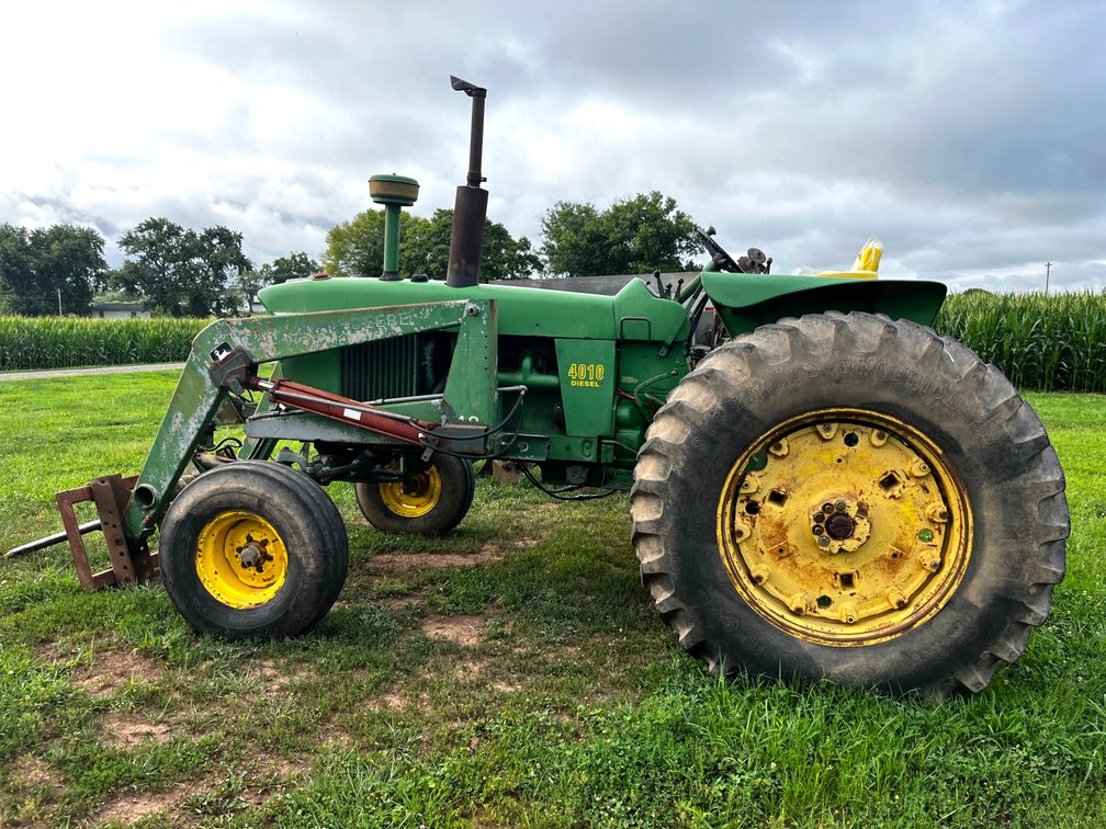 John Deere 4010 Tractor w/John Deere 48Loader