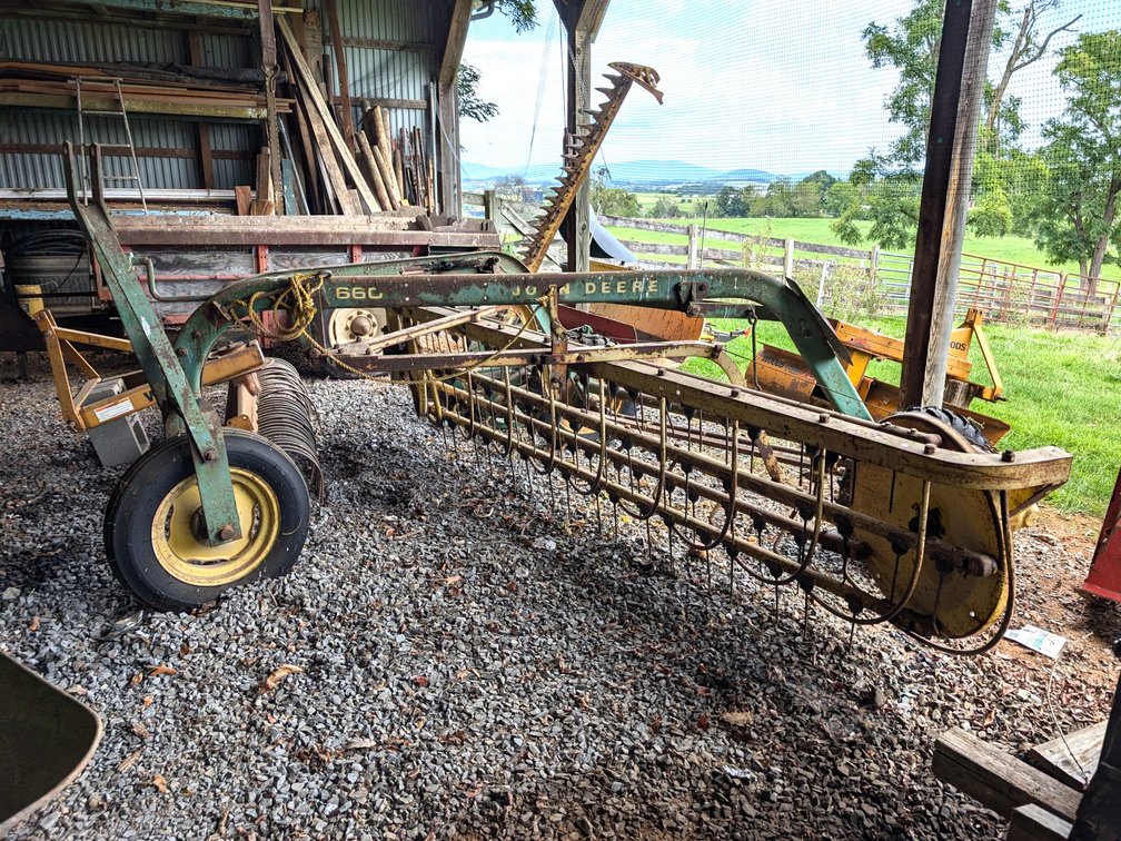 John Deere 660 Hay Rake