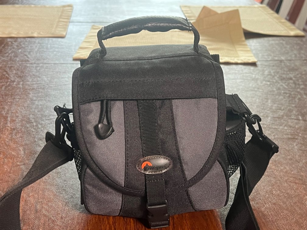 Sony DSC-H5 7.2MP Digital Camera with Lowepro Bag