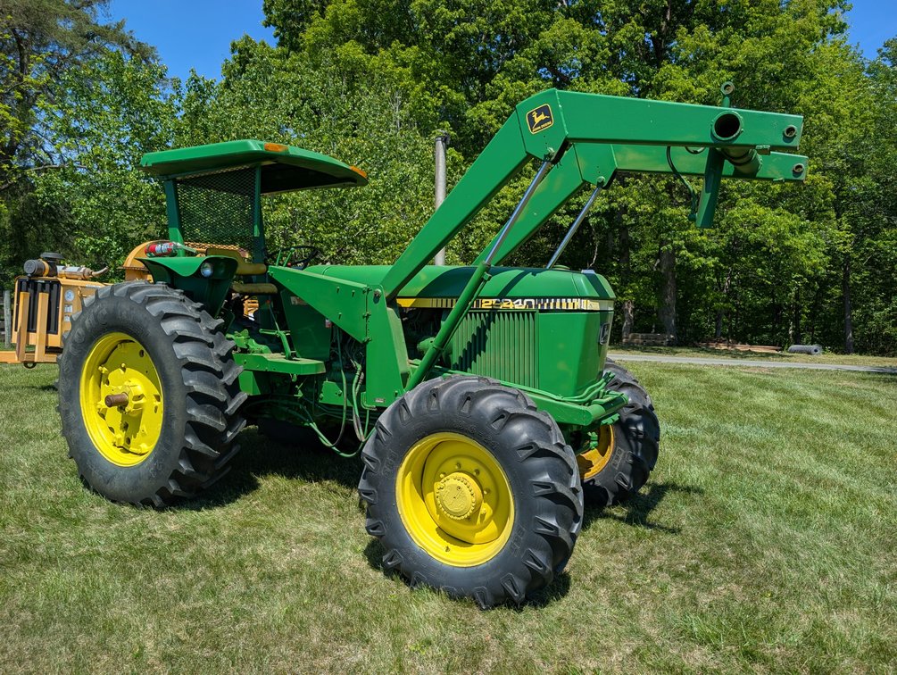 John Deere 2940 MFWD with Loader
