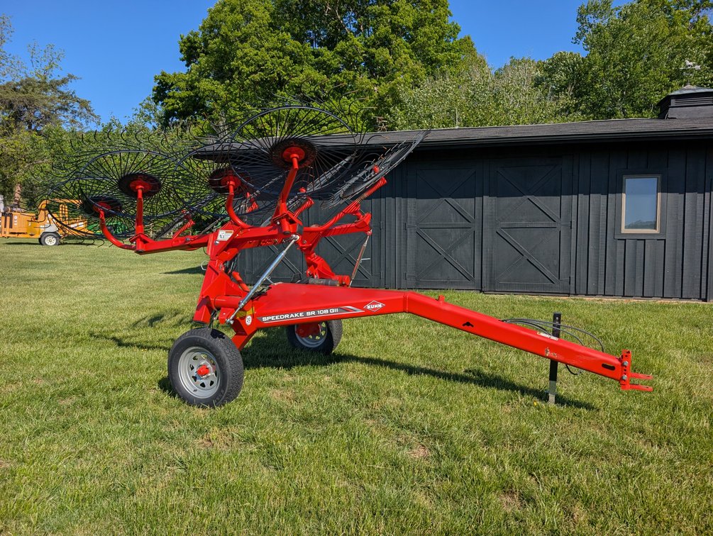 KUHN SR108 GII Wheel Hay Rake