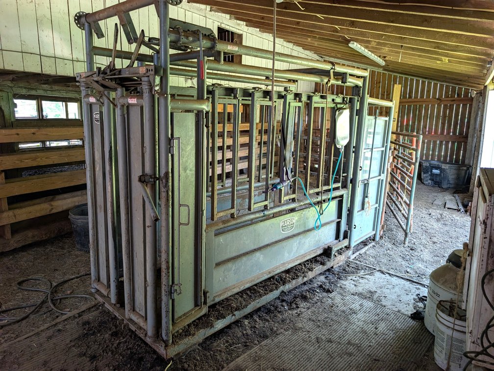 Pearson Model G06 Livestock Squeeze Chute