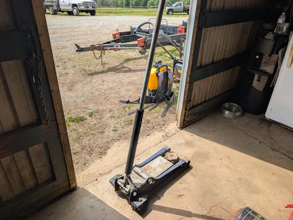 Low-Profile Hydraulic Floor Jack
