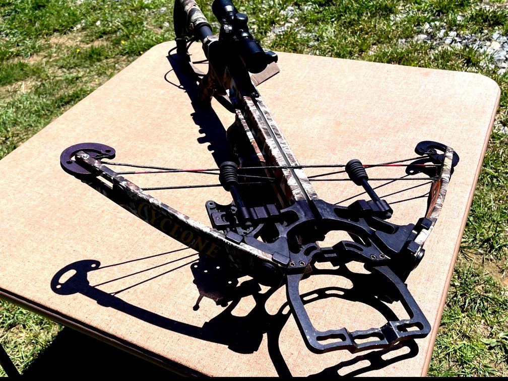 Parker Cyclone crossbow with Red Hot Scope. Hard Carrying Case & Arrows included