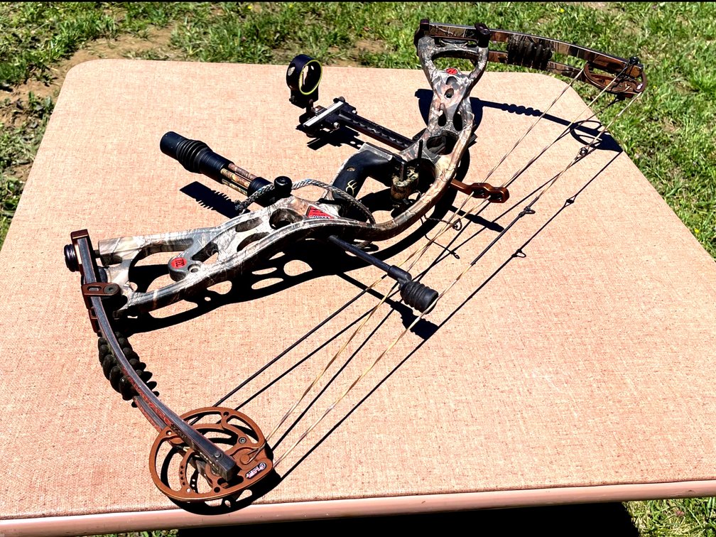 Hoyt Compound Bow with Hard Carrying Case
