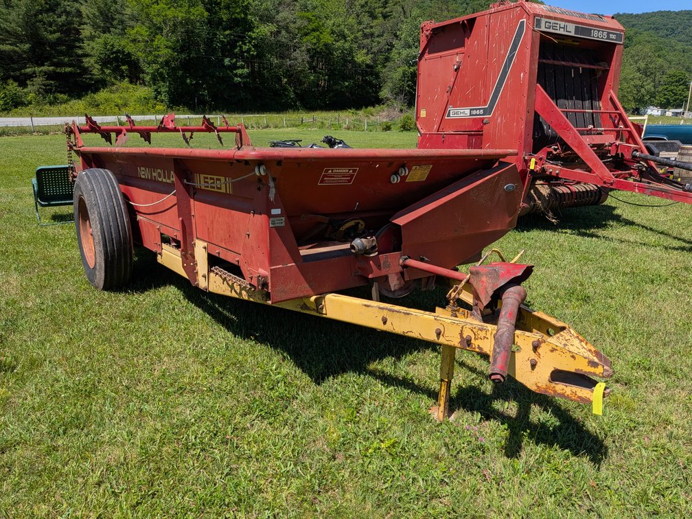 New Holland 520 Manure Spreader