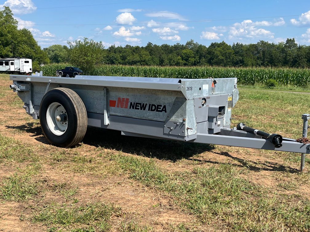 AGCO New Idea 3618 Pull-Type Manure Spreader