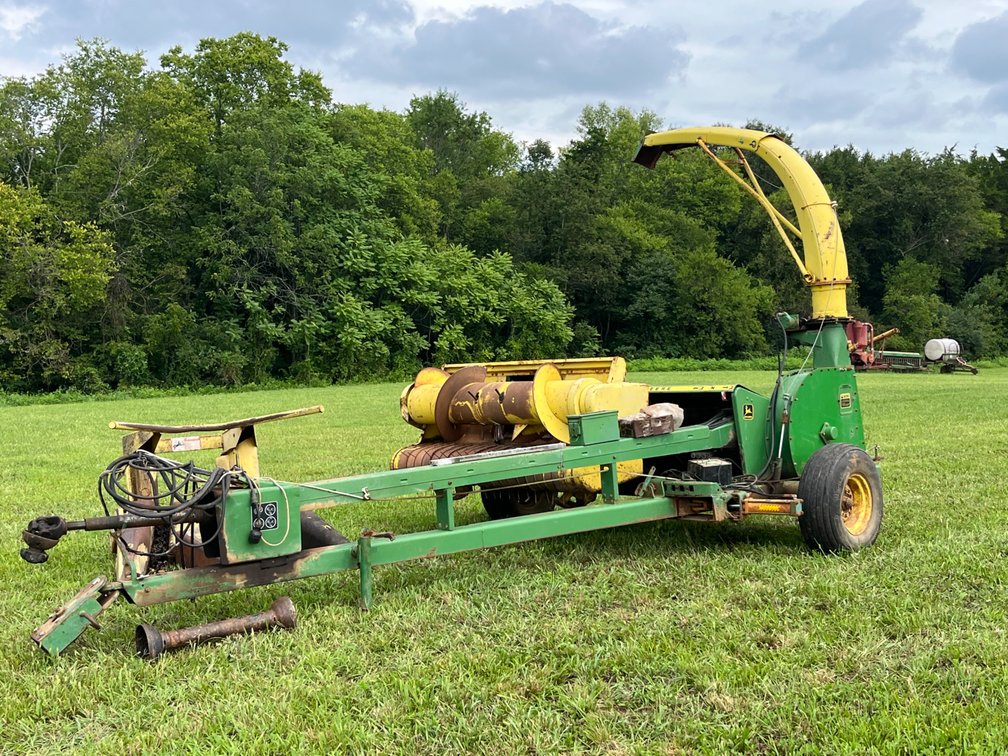 John Deere 3960 Pull-Type Forage Harvester with Two Headers