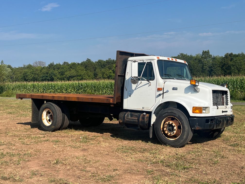 2000 International 4700 Flatbed Truck