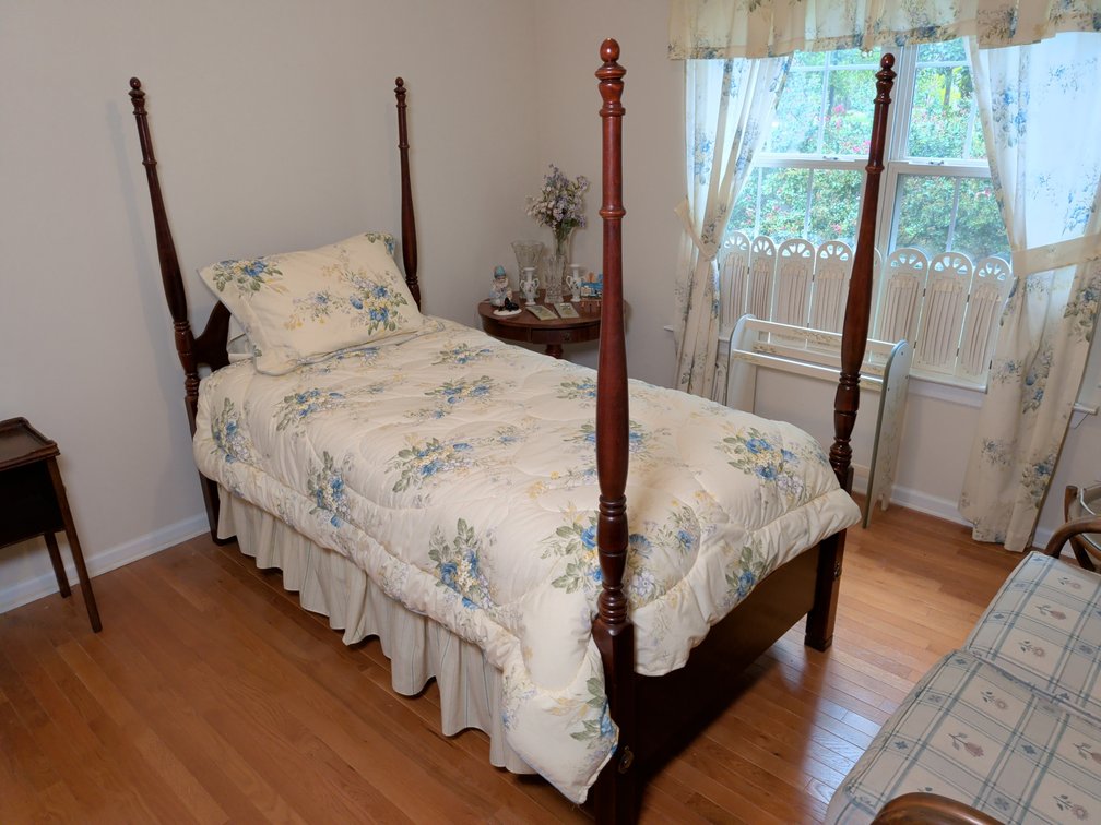 Ethan Allen Traditional Wood Four-Poster Twin Bed with Bedding