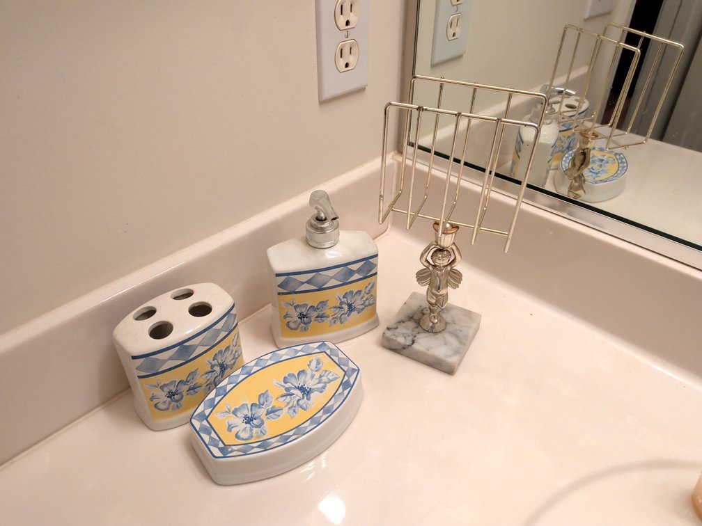 Royal Norfolk Bathroom Accessory Set & Cherub Stand