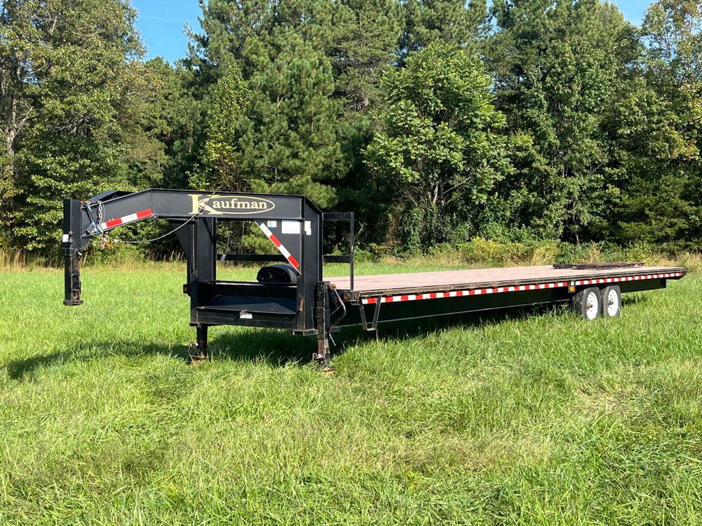 2021 Kaufman Trailers Tandem Axles, Gooseneck Flatbed Trailer