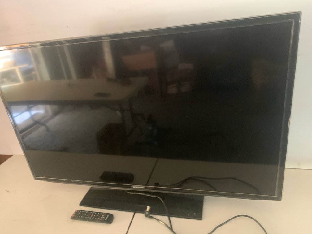 Samsung UN46EH6000F Flat-Panel Television with Stand and Remote
