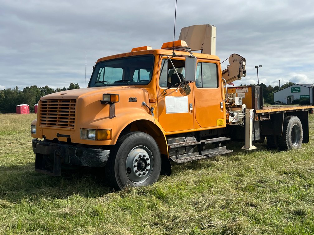 1998 International 4700 Flatbed Truck with National N65 Crane