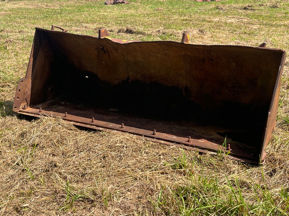 92” Loader Bucket with Bolt-On Cutting Edge