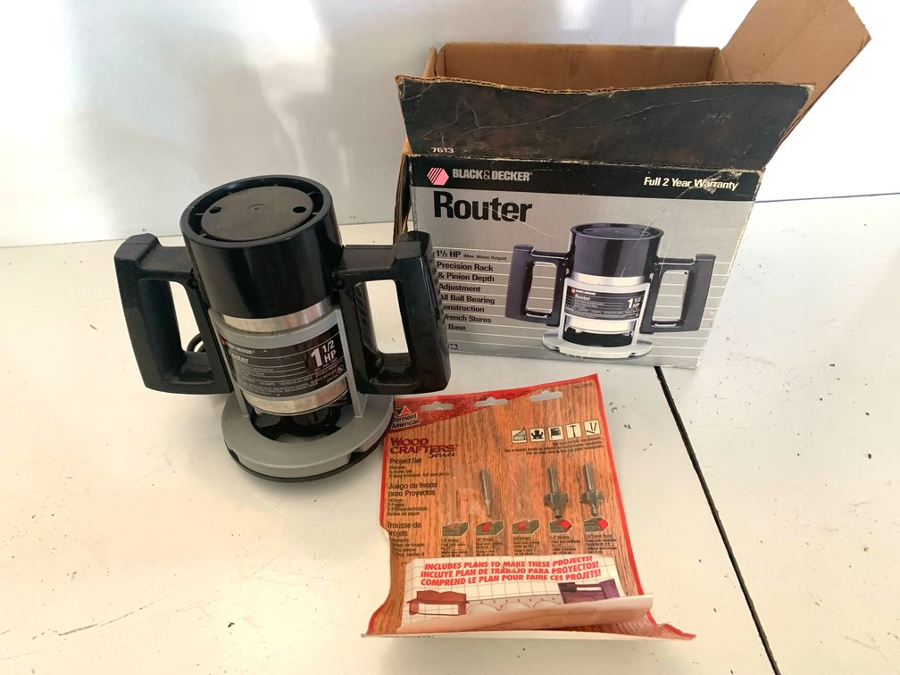 Black & Decker 1 1/2 HP Router with Vermont American Bits