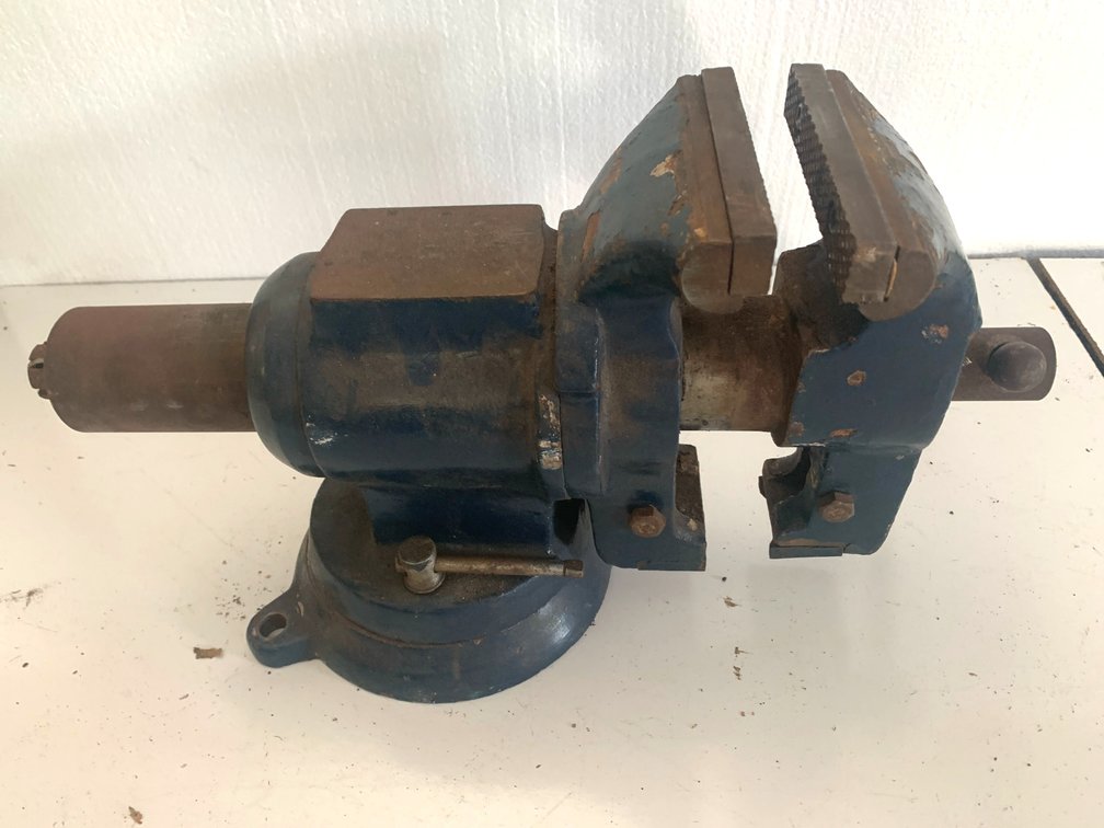 Bullet-Style Bench Vise with Swivel Base