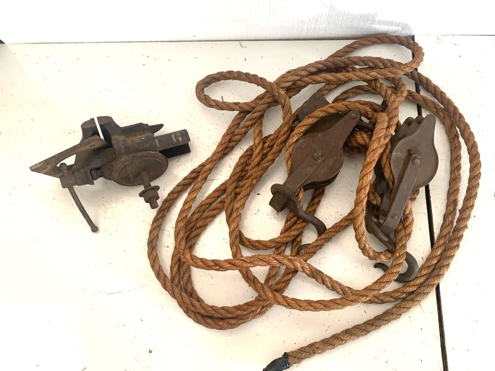 Metal Bench Vise and Block and Tackle Pulley Set