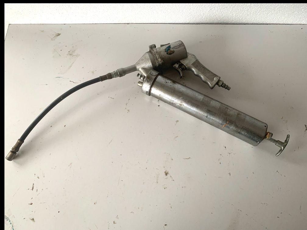 Campbell Hausfeld Pneumatic Grease Gun with Flexible Hose