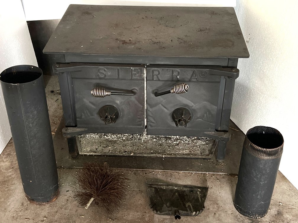 SIERRA Cast Iron Wood-Burning Stove with Pipes and Accessories
