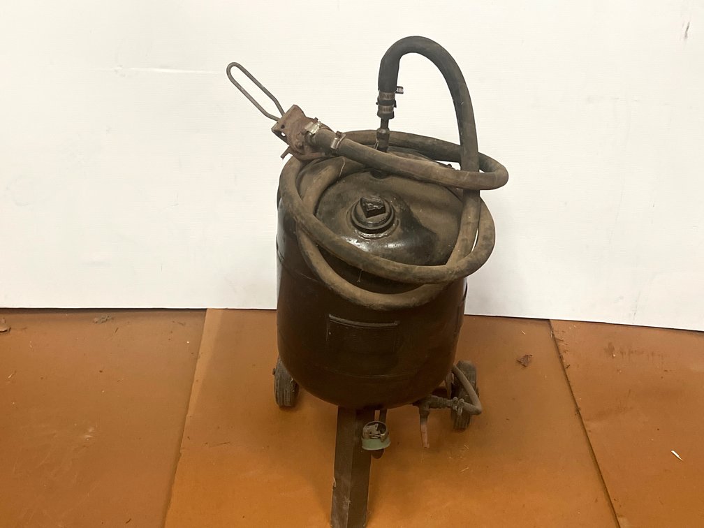 Portable Pressurized Abrasive Blaster with Hose and Nozzle