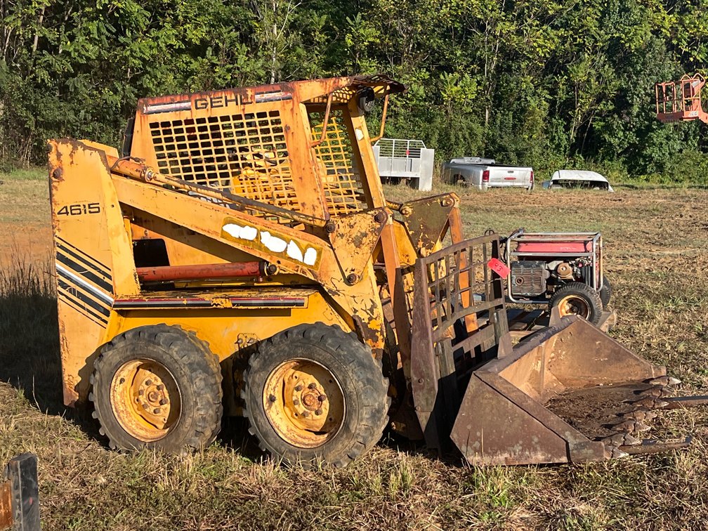 Gehl 4615 Skid Steer Loader with Bucket and Pallet Forks