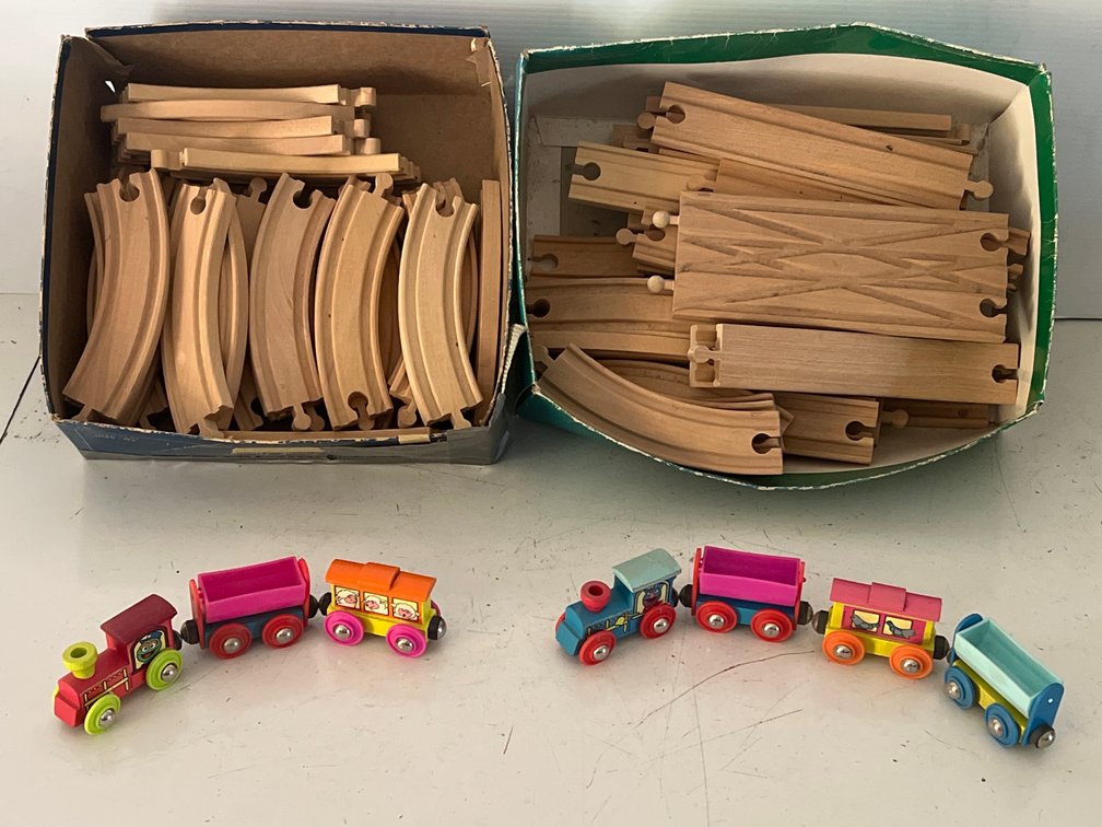Wooden Toy Train Tracks and Magnetic Train Cars