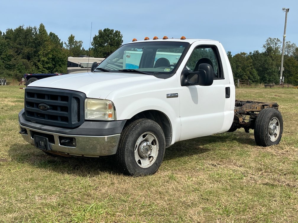 2006 Ford F-250 XL Super Duty Regular Cab Chassis Truck