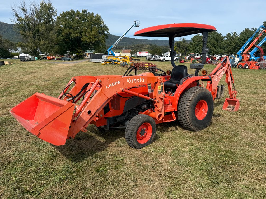 Kubota L3301 Loader/Backhoe