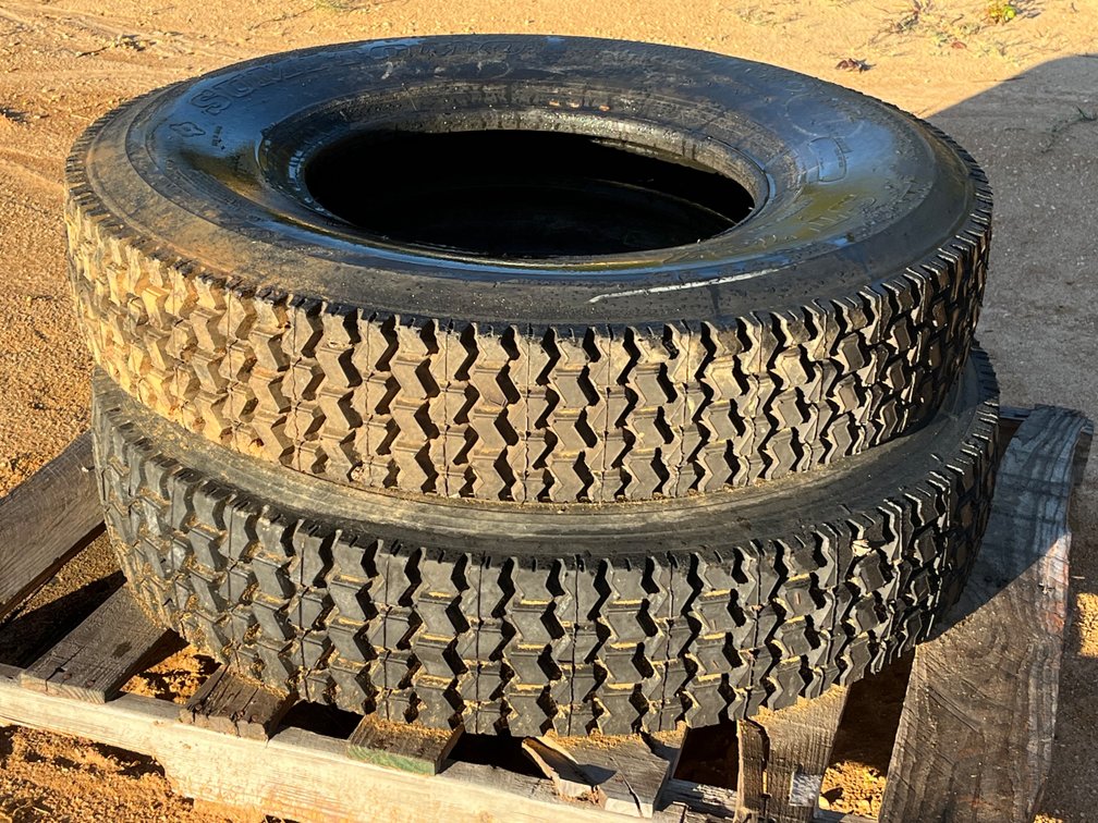 Two Sumitomo ST 727 9.00 R 20 Commercial Truck Tires