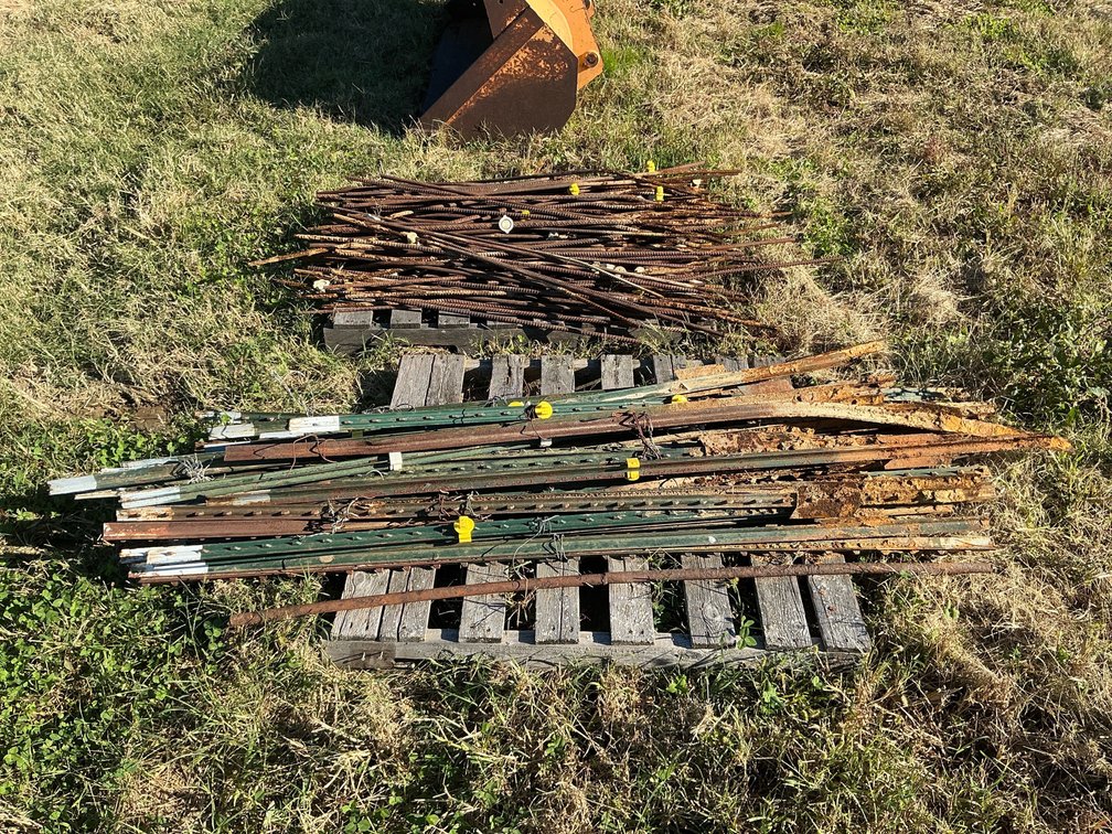 Steel Fence T-Posts and Rebar Stakes with Insulators