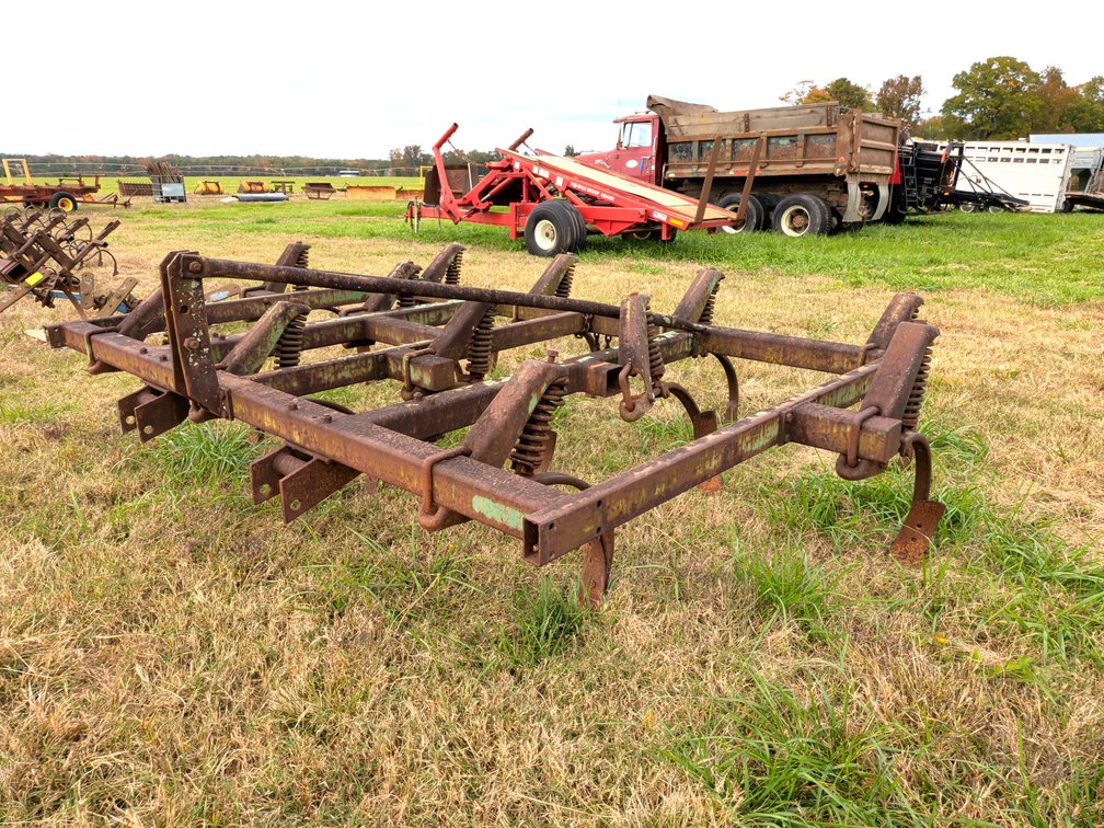 John Deere 1600 Three-Point Hitch Chisel Plow