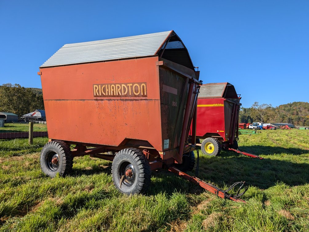 Richardton 700 Forage Dump Wagon