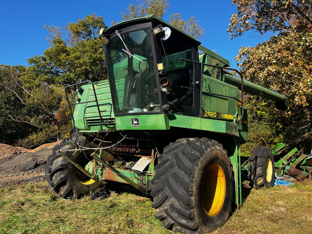 John Deere 8820 Combine