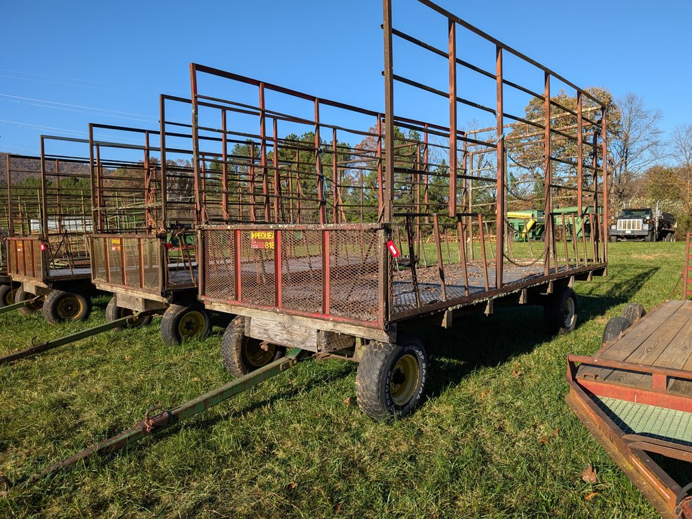 Pequea 818 Bale Wagon