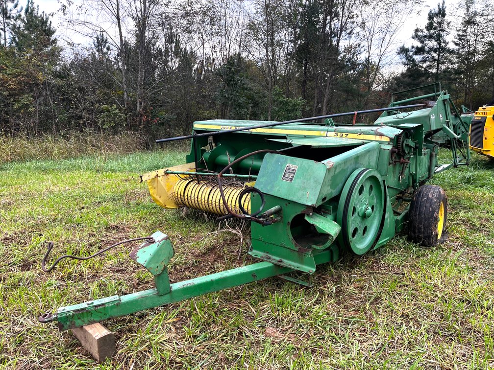 John Deere 337 Baler