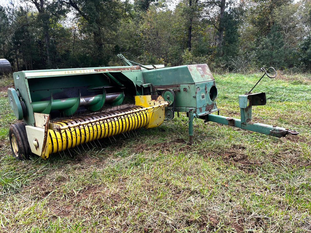 John Deere 337 Baler