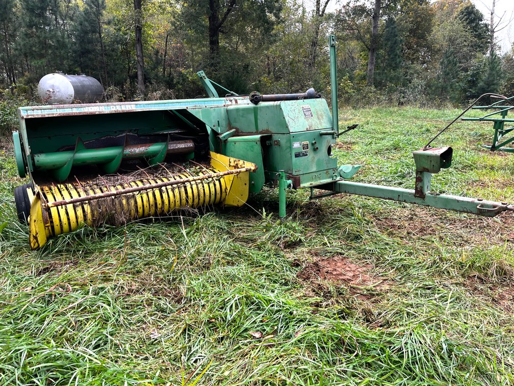 John Deere 338 Baler