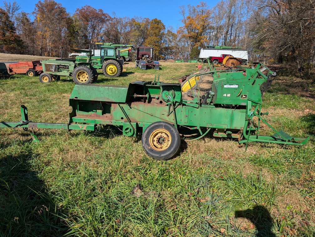 John Deere 338 Baler