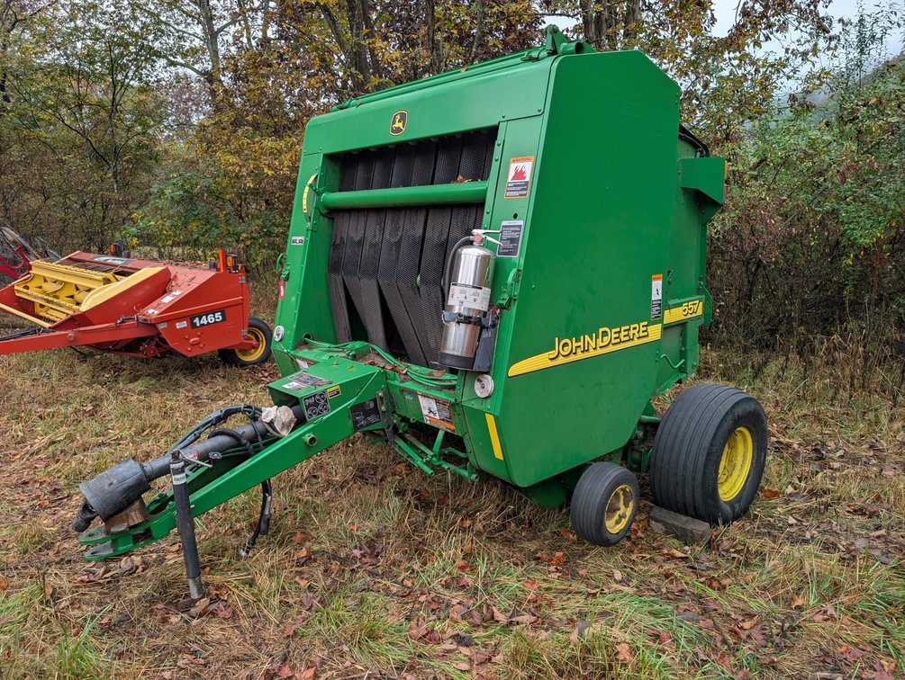 John Deere 557 Round Baler