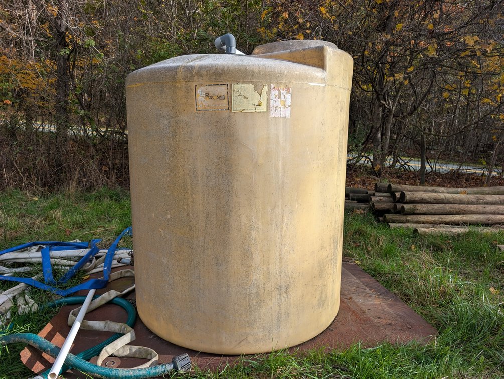950 Gallon Water Tank