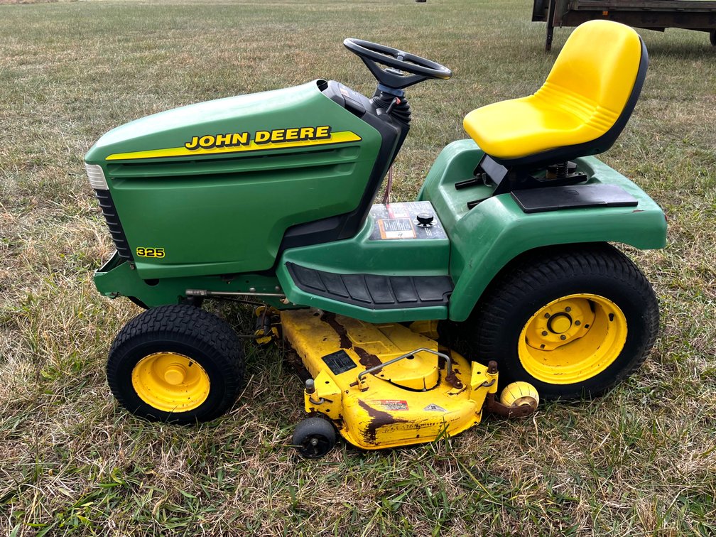 John Deere 325 Lawn Tractor