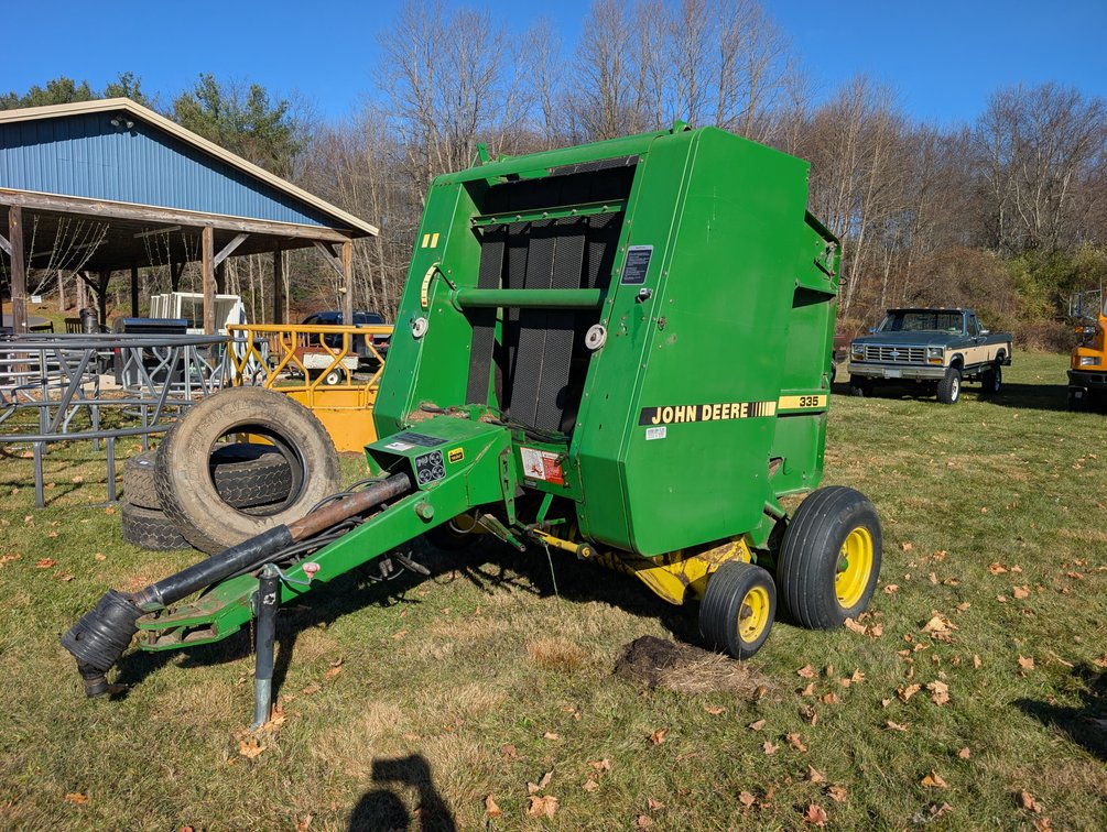 John Deere 335 Round Baler