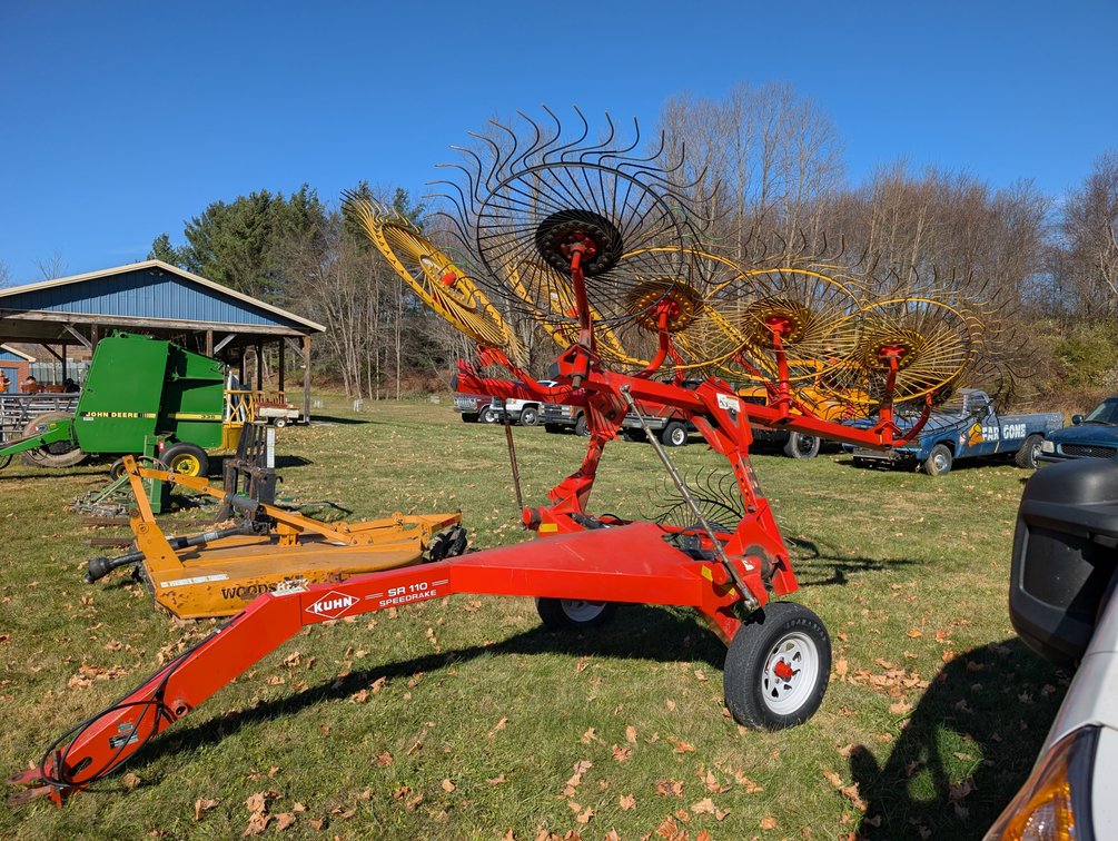 Kuhn SR110 10 wheel hay rake